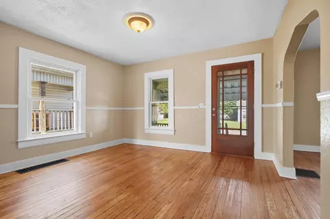 Living - 842 Oak St, Springfield, OH 45505 photo 1 of 9