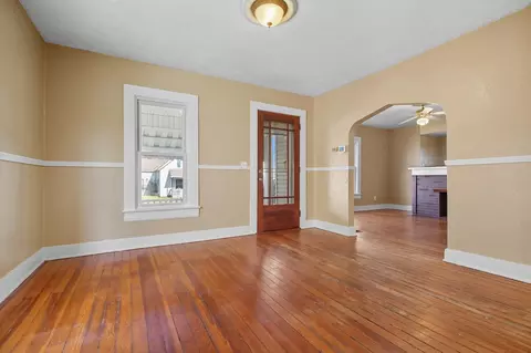 Living - 842 Oak St, Springfield, OH 45505 photo 2 of 9