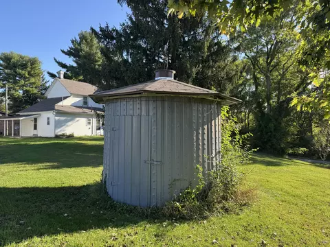 Exterior - 4831 Temple St, Springfield, OH 45502 photo 7 of 13