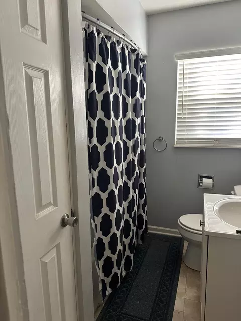Bath - 637 S Arlington Ave, Springfield, OH 45505 photo 1 of 1