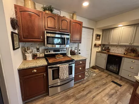Kitchen - 2805 Old Oak Ln, Springfield, OH 45503 photo 6 of 8