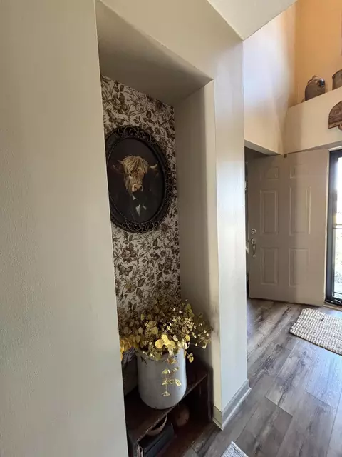 Entry Way - 2805 Old Oak Ln, Springfield, OH 45503 photo 4 of 6