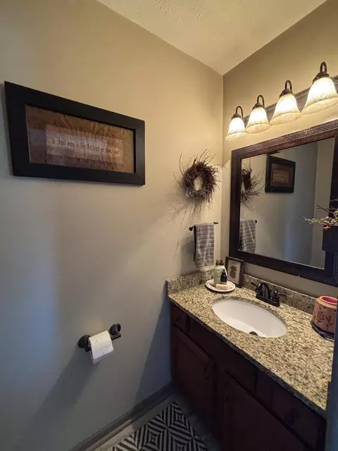 Bath - 2805 Old Oak Ln, Springfield, OH 45503 photo 2 of 3