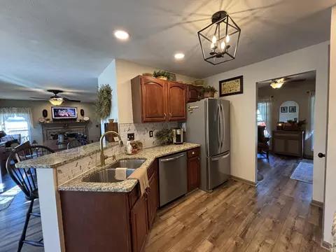 Kitchen - 2805 Old Oak Ln, Springfield, OH 45503 photo 7 of 8