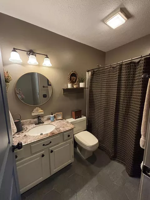 Bath - 2805 Old Oak Ln, Springfield, OH 45503 photo 3 of 3