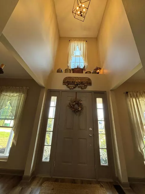 Entry Way - 2805 Old Oak Ln, Springfield, OH 45503 photo 1 of 6