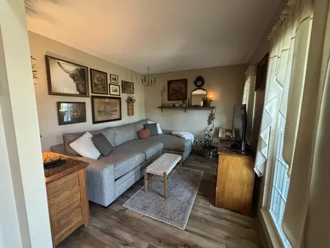 Living - 2805 Old Oak Ln, Springfield, OH 45503 photo 2 of 5