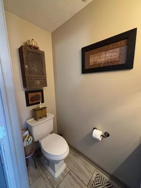 Bath - 2805 Old Oak Ln, Springfield, OH 45503 photo 1 of 3