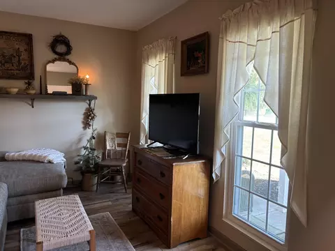 Living - 2805 Old Oak Ln, Springfield, OH 45503 photo 1 of 5