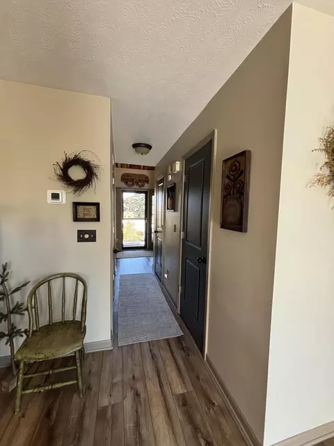 Entry Way - 2805 Old Oak Ln, Springfield, OH 45503 photo 5 of 6