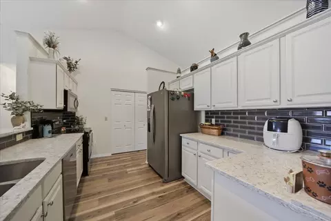 Kitchen - 3500 Oakmont Ct, Springfield, OH 45502 photo 4 of 5