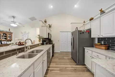 Kitchen - 3500 Oakmont Ct, Springfield, OH 45502 photo 3 of 5