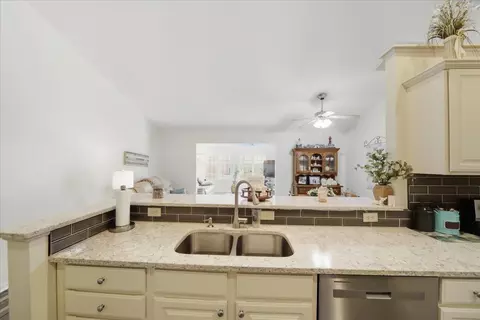 Kitchen - 3500 Oakmont Ct, Springfield, OH 45502 photo 2 of 5