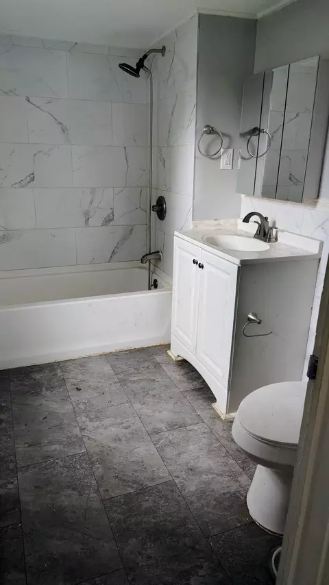 Bath - 1721 Prospect St, Springfield, OH 45503 photo 1 of 1