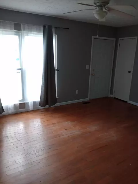 Living - 3316 Sudbury St, Springfield, OH 45503 photo 1 of 2