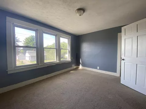 Bedroom - 112 N Burnett Rd, Springfield, OH 45503 photo 8 of 9