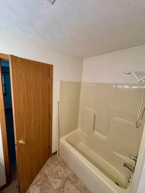 Bath - 1470 Oldham Dr #12, Springfield, OH 45503 photo 3 of 3