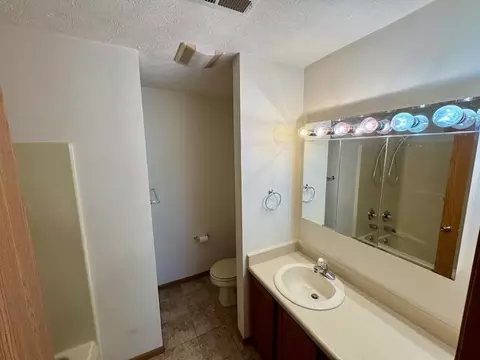 Bath - 1470 Oldham Dr #12, Springfield, OH 45503 photo 2 of 3