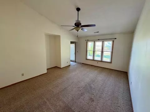 Living - 1470 Oldham Dr #12, Springfield, OH 45503 photo 1 of 1