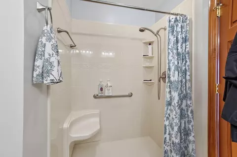 Bath - 1888 Birchwood Ct, Springfield, OH 45502 photo 2 of 4