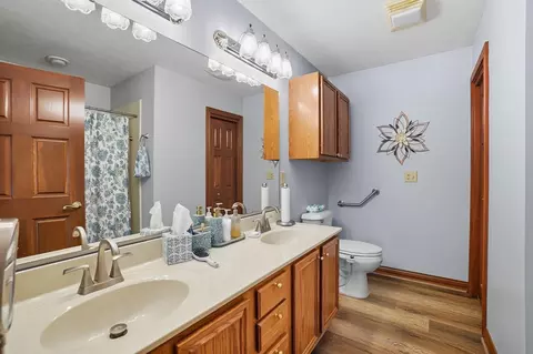 Bath - 1888 Birchwood Ct, Springfield, OH 45502 photo 3 of 4