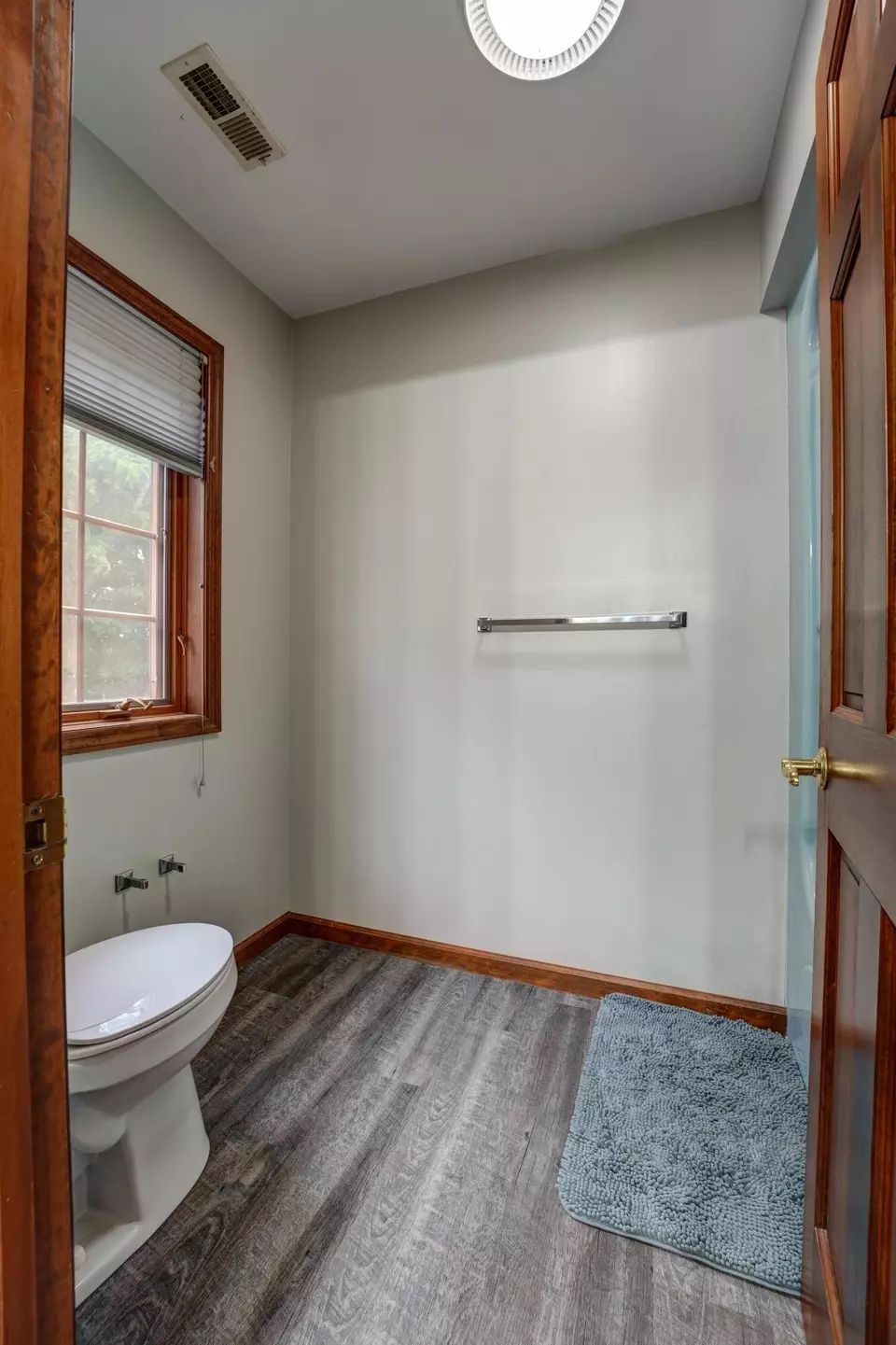 Bath - 7116 Dominican Dr, Dayton, OH 45415 photo 4 of 11