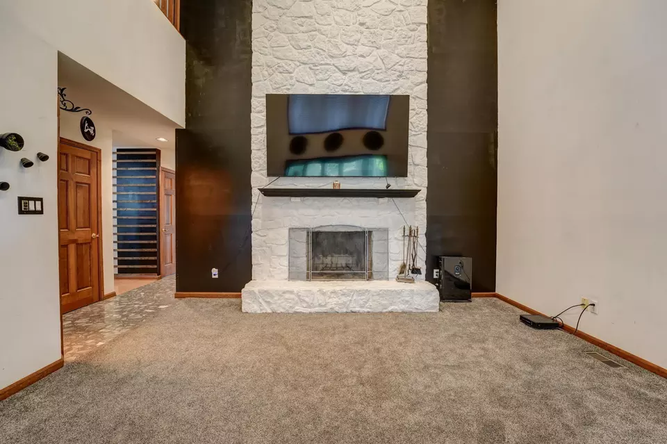 Living - 7116 Dominican Dr, Dayton, OH 45415 photo 5 of 6