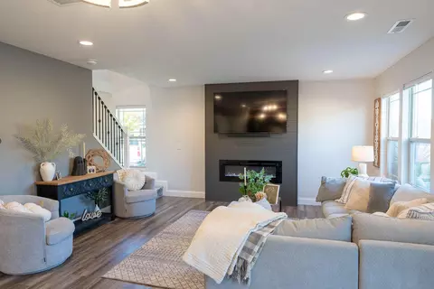 Living - 287 Hampton Trl, Springfield, OH 45502 photo 3 of 3