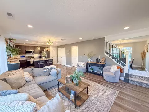 Living - 287 Hampton Trl, Springfield, OH 45502 photo 2 of 3