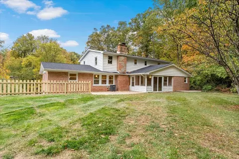 Exterior - 844 White Oak Dr, Springfield, OH 45504 photo 5 of 6