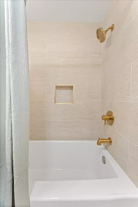 Bath - 844 White Oak Dr, Springfield, OH 45504 photo 4 of 5