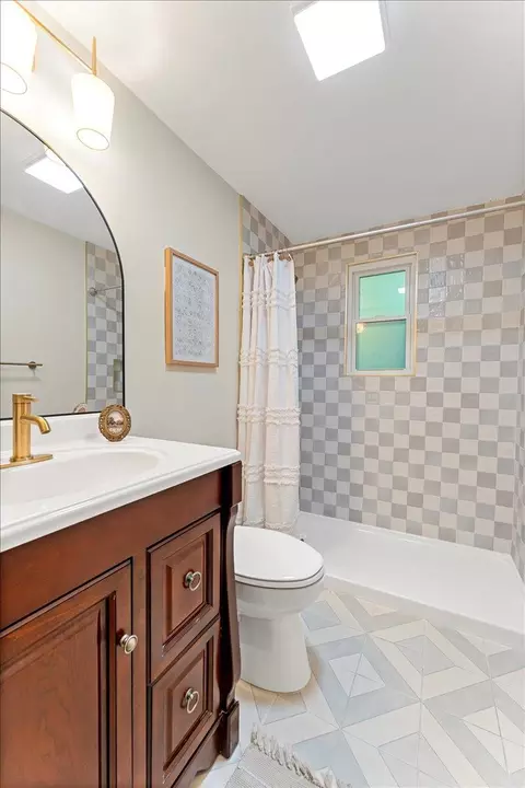 Bath - 844 White Oak Dr, Springfield, OH 45504 photo 2 of 5