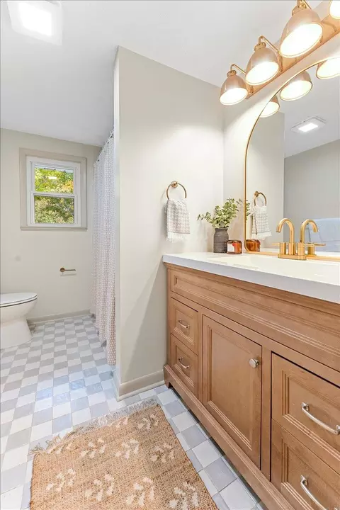 Bath - 844 White Oak Dr, Springfield, OH 45504 photo 3 of 5