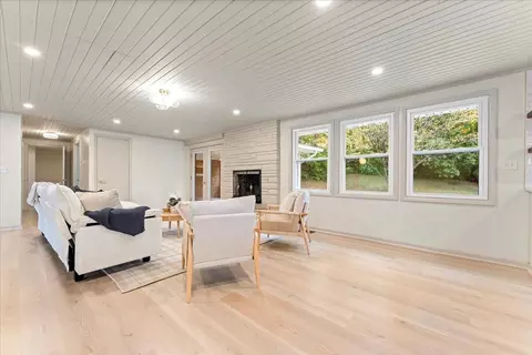 Living - 844 White Oak Dr, Springfield, OH 45504 photo 1 of 3