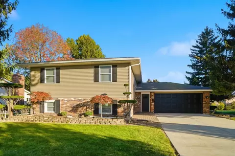 906 Aster Dr, Wapakoneta, OH 45895