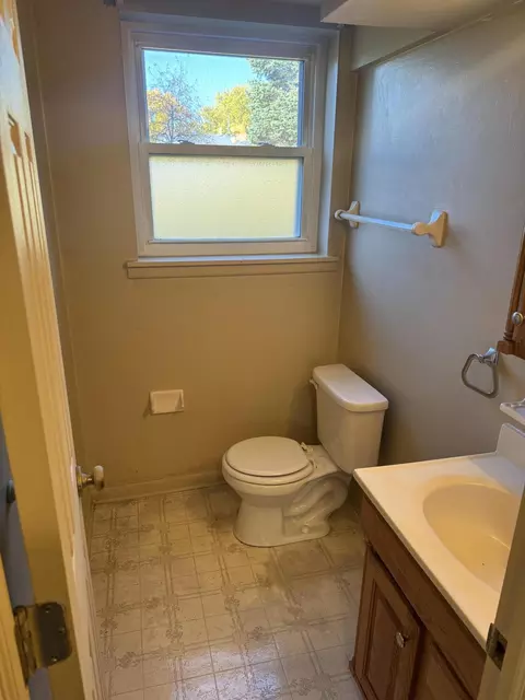 Bath - 3131 Revels St, Springfield, OH 45503 photo 2 of 2