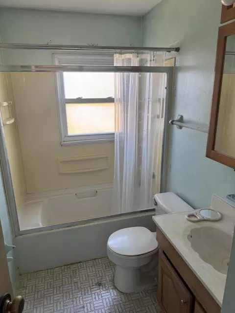 Bath - 3131 Revels St, Springfield, OH 45503 photo 1 of 2