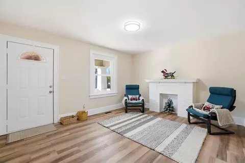 Living - 1212 W Pleasant St, Springfield, OH 45506 photo 2 of 4