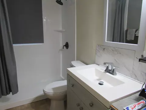 Bath - 1632 Springmont Ave, Springfield, OH 45506 photo 1 of 1