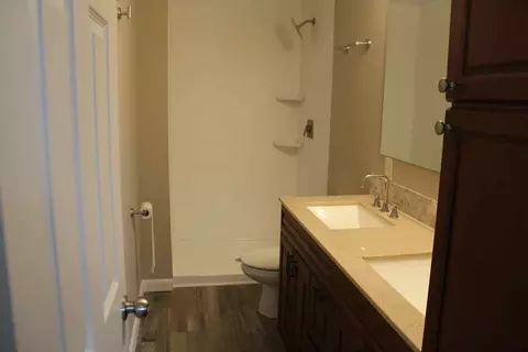Bath - 410 W Liberty St, Springfield, OH 45506 photo 2 of 4
