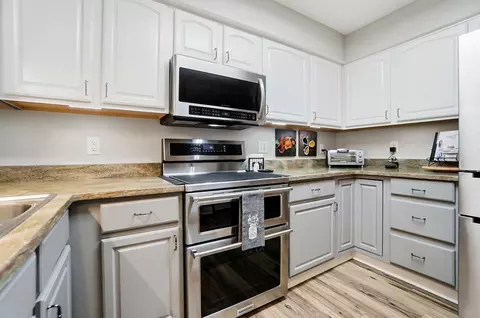 Kitchen - 862 Brendle Trce, Springfield, OH 45503 photo 7 of 7