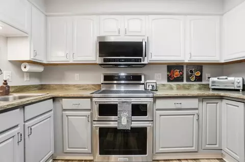 Kitchen - 862 Brendle Trce, Springfield, OH 45503 photo 4 of 7