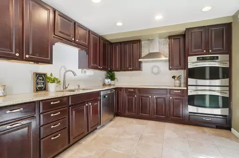 Kitchen - 917 White Oak Dr, Springfield, OH 45504 photo 3 of 9