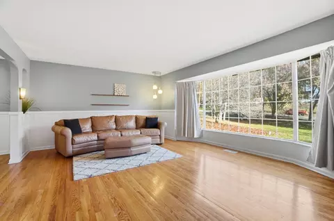 Living - 917 White Oak Dr, Springfield, OH 45504 photo 2 of 18