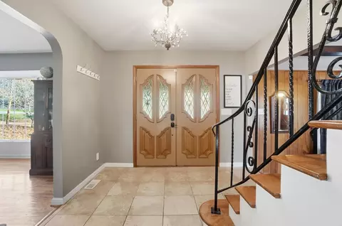 Entry Way - 917 White Oak Dr, Springfield, OH 45504 photo 2 of 10