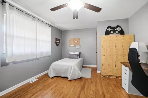 Bedroom - 917 White Oak Dr, Springfield, OH 45504 photo 15 of 16