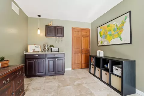 Entry Way - 917 White Oak Dr, Springfield, OH 45504 photo 9 of 10
