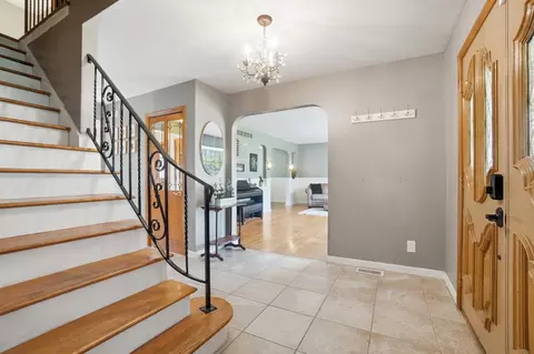 Entry Way - 917 White Oak Dr, Springfield, OH 45504 photo 4 of 10