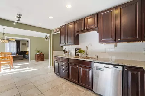 Kitchen - 917 White Oak Dr, Springfield, OH 45504 photo 8 of 9