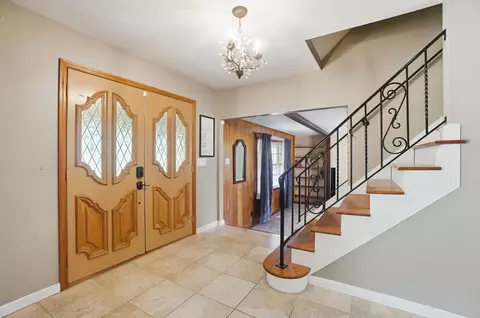 Entry Way - 917 White Oak Dr, Springfield, OH 45504 photo 1 of 10